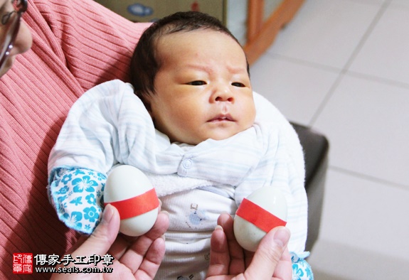 剃胎毛、滿月剃頭、嬰兒剃頭、嬰兒理髮、嬰兒剃髮、嬰兒剃胎毛、嬰兒滿月剃頭、寶寶剃頭、剃胎毛儀式、剃胎毛吉祥話、滿月剃頭儀式、滿月剃頭吉祥話、寶寶剃胎毛、寶寶滿月剃頭理髮、 新北三重區剃胎毛、新北三重區滿月剃頭、 新北三重區嬰兒剃頭剃胎毛、新北三重區嬰兒理髮、新北三重區嬰兒剃髮、吳寶寶(新北三重區到府嬰兒寶寶滿月剃頭理髮、免費到府嬰兒剃胎毛儀式吉祥話)。到府剃頭剃胎毛主持、專業拍照、DVD光碟、證書。★購買「臍帶章、肚臍章、胎毛筆刷印章」贈送：剃頭、收涎、抓周，三選一。2016.01.10 照片4